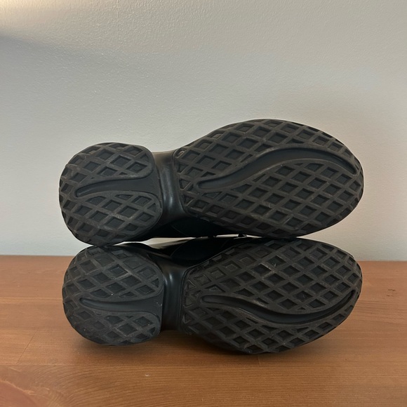 Roger Vivier all black ‘Viv’ runner with crystal embellishment. Size 37 - Picture 5 of 7